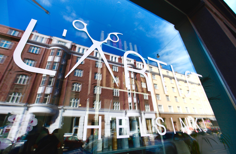 Kampaamo L'Artist -ikkuna, jossa logo isolla
